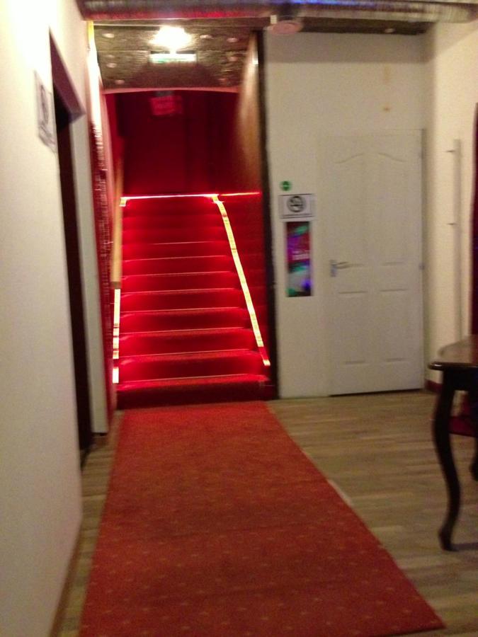 Whole Basement Former Pub For Stag Do, Bachelor House Party Flat Boedapest Buitenkant foto